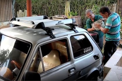 En medio de la crisis, el mecánico cubano utilizó un viejo método de su tío para hacer funcionar su auto con carbón