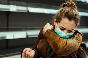 Coronavirus: ¿cuáles son las reglas para estornudar en público?