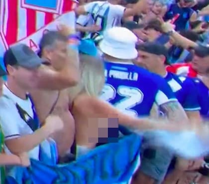 En medio de la euforia tras la victoria argentina, una hincha se quitó la camiseta dentro del estadio y las cámaras capturaron el momento
