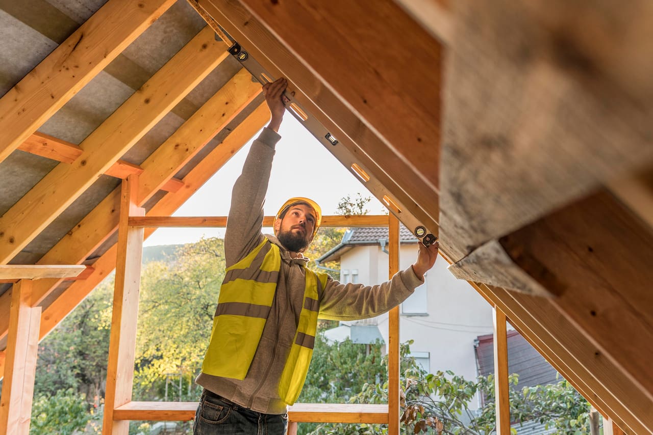 Obreros y materiales en una obra en construcción