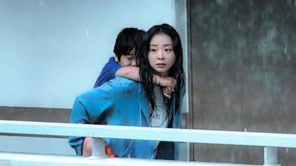 En medio de la inundación, una madre lucha para salvar a su hijo