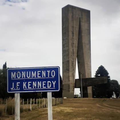 En medio de la llanura pampeana se esconde uno de los monumentos más grandes de la historia a Kennedy