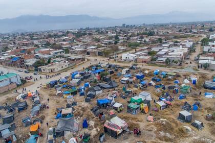 En medio de la pandemia cientos de familias tomaron un predio en Salta en reclamo de viviendas