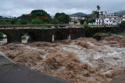 La tormenta Amanda dejó una estela de destrucción y muerte a su paso por el norte de Centroamérica, donde 18 personas murieron e incontables casas y carreteras fueron arrasadas por el ciclón, especialmente en El Salvador, el país más golpeado