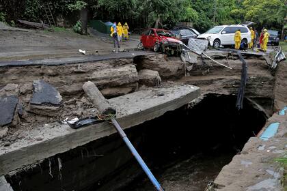 "El planeta, la naturaleza, vuelve a recordar quien manda, y estas intensas lluvias que hemos recibido son producto del cambio climático", declaró el director del Centro Salvadoreño de Tecnología Apropiada (Cesta, ONG), Ricardo Navarro.