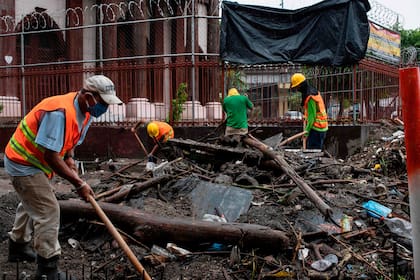 Más de 50 viviendas fueron arrastradas el domingo por una fuerte corriente después de que se desbordara un arroyo.