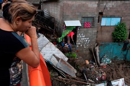 En el territorio salvadoreño, según cifras oficiales, la tormenta afectó a 24.125 familias cuyas viviendas fueron destruidas total o parcialmente