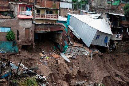 El desborde del arroyo socavó la tierra y provoco el derrumbe de varias viviendas