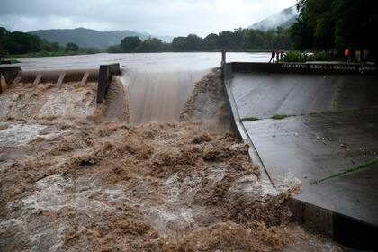 El río Los Esclavos en Guatemala causó graves daños en la zona, aunque el país más afectado fue El Salvador
