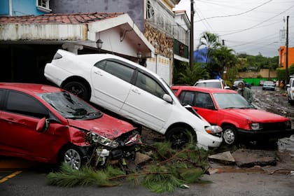 Los autos arrastrados por el agua quedaron apilados en medio de las calle de El Salvador