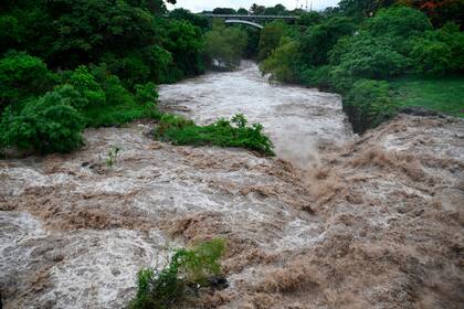 Vista de la furia con las que el agua bajó por el río en Guatemala