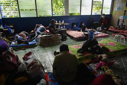 Cuando más se necesita tener distancia social, muchas familias debieron refugiarse en improvisados centros para los damnificados por la tormenta