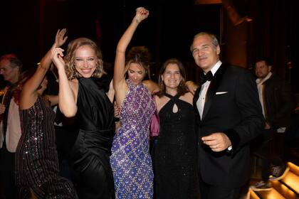 En medio de la pista, Iturrioz baila con la influencer Benita, Puli Demaría (que dejó la consola para sacarse la foto) y su hermana, María Inés Iturrioz.