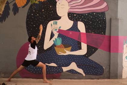 En medio de la vorágine de obligaciones, Leonardo comenzó a practicar yoga.