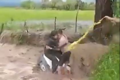 En medio de las inundaciones que afectan a Salta: el dramático rescate a una pareja de turistas.