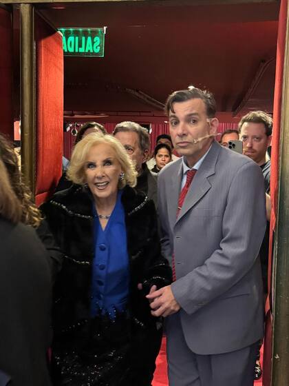 En medio de los aplausos y la ovación del público, el actor escoltó a Mirtha por la calle Corrientes hasta que la diva llegó a su auto