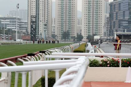 En medio de los edificios y el smog, las carreras se corren casi sin público en las tribunas en Sha Tin