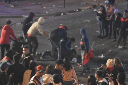 En medio de los festejos a un año de la conquista de la Copa de la Liga Profesional, la barra brava de Colón desató su violencia.