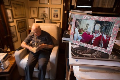 En medio de los múltiples libros que lo rodeaban, el cardenal Jorge María Mejía mantenía una foto con el papa Francisco