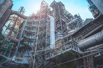 En medio de los últimos informes de bombardeos a la planta Azovstal, en la sitiada ciudad de Mariupol, Vladimir Putin afirmó hoy que su ejército “sigue dispuesto” a garantizar una evacuación “segura” de los civiles guarecidos junto a combatientes ucranianos en los túneles de la siderúrgica