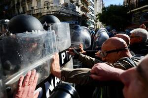 En medio de otra protesta por los jubilados, las fuerzas de seguridad desalojaron a los manifestantes de la calle