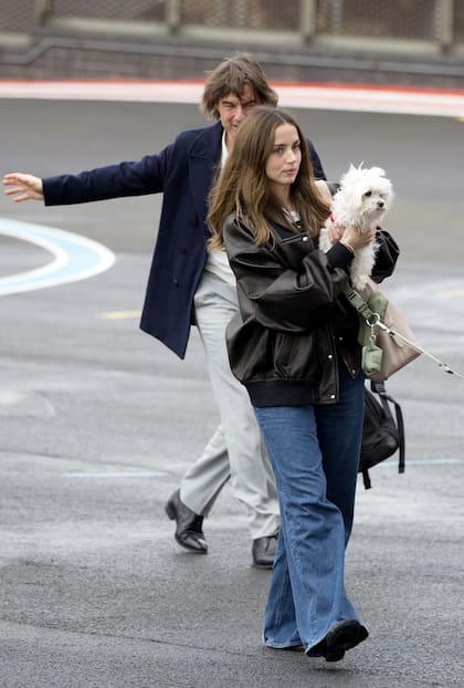 En medio de rumores de romance, Tom Cruise y Ana de Armas fueron vistos llegando al helipuerto de Londres a bordo de un helicóptero privado, acompañados por los perros de la actriz cubana, y llevando poco equipaje. La pareja voló desde el aeropuerto de Farnborough, donde había aterrizado previamente el HondaJet de Cruise tras un viaje desde Madrid
