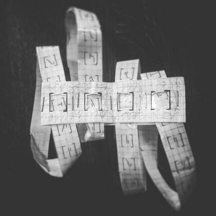 En medio de su proceso multidisciplinario, Matías inventó a su vez un sistema para escribir el movimiento del tango, que permite generar partituras de movimiento.