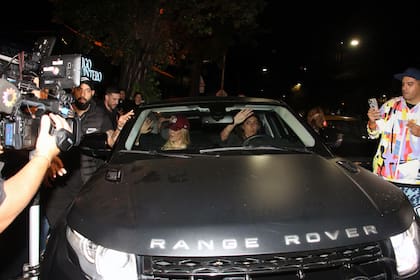 En medio de sus idas y vueltas como pareja, Wanda Nara dijo presente en el show que anoche dio L-Gante en Niceto Club. La mediática conductora arribó en su imponente camioneta negra, donde la esperaban fans, curiosos, camarógrafos y periodistas