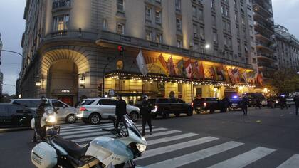 En medio de un fuerte operativo de seguridad, Angela Merkel llegó a la Argentina para reunirse con Macri