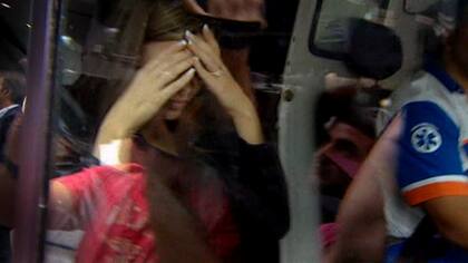 En medio de un tumulto, la esposa de Matías Alé, supuestamente agredida por el actor, se esconde de las cámaras