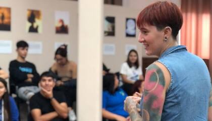 En medio de una de las charlas que brinda y que tan bien le hacen a su corazón.