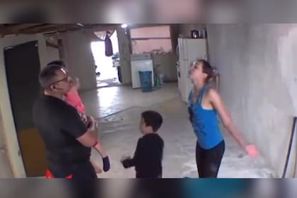 En medio de una discusión que sus padres sostenían, el niño delató la infidelidad de su madre (Captura video)