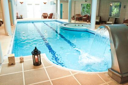 En medio del bosque, el spa de Cariló Village tiene cascadas masajeantes