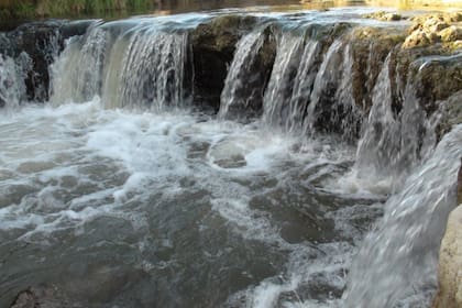 En medio del campo, aparece esta cascada que atrae a muchos turistas por la sorpresa del espacio