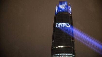 En medio del conflicto en Gaza, el edificio más alto de Chile (Costanera Center) fue iluminado con la frase "solidaridad palestina"