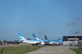 Tres gremios aéreos dejaron los aviones en tierra mientras el Gobierno los expone con el conflicto