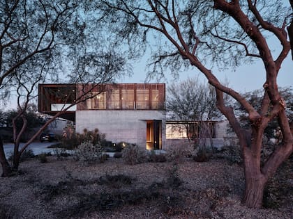 En medio del desierto, esta casa se eleva entre árboles y luz, creando un refugio sereno donde la arquitectura se funde con la naturaleza.