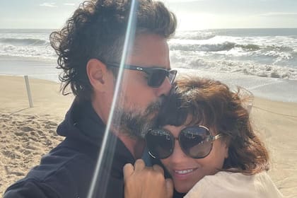 En medio del escándalo que podría hacer peligrar la pareja, Luciano Castro y Griselda Siciliani están pasando unos días de vacaciones en Mar del Plata