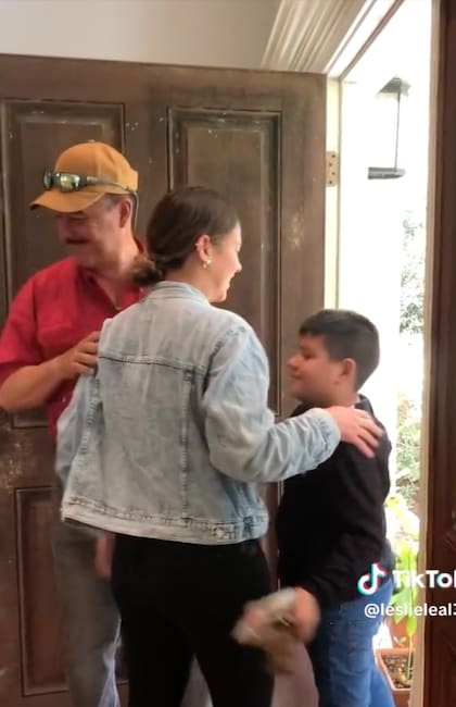 En medio del llanto, la niñera recibió a sus papás y sus hermanos