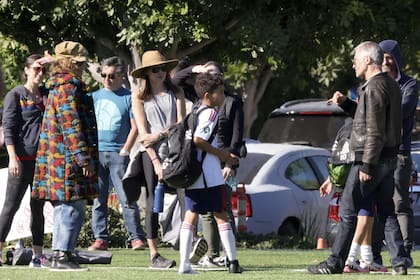 En medio del partido, Van Hunt se acercó y saludó a Martínez. Halle no lo acompañó y se quedó sola a varios metros de distancia. Cuando el encuentro deportivo terminó, la actriz fue a buscar a Maceo y le dijo que se despidiera de su padre. Ella se quedó mirando, pero no cruzó ni una sola palabra con su expareja