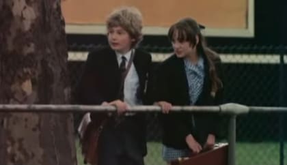 En Melody, la pareja enamorada de niños se escapa para poder casarse