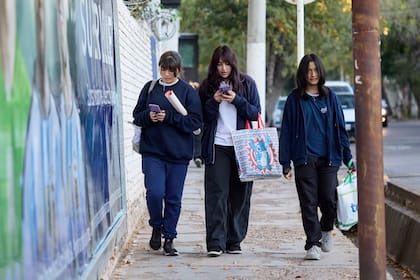 En Mendoza, al menos por cinco días los estudiantes no pueden entrar al colegio con mochilas
