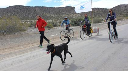 En Mendoza, cerca de La Pasarela, junto a Julia, Ale Palma, Juan Cruz y el perro Turky, todos parte de su equipo de apoyo