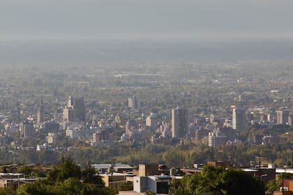 En Mendoza se detecta por estos días un 55% menos de niveles de monóxido de carbono. Sin embargo, la disminución de óxido nitrógeno es leve, por el impacto que sigue produciendo el transporte público.
