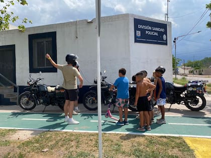 En Mendoza un grupo de niños en scooters se acercó para ayudar a los viajeros.