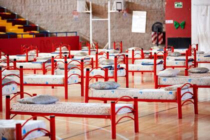 En Mendoza ya preparan centros de aislamiento. El municipio de Las Heras colocó 52 camas del albergue del polidertivo Vicente Polimeni