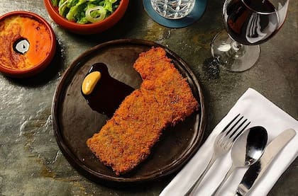 La carne de la milanesa es tapa de asado de wagyu cocida al vacío por 10 horas, empanada en panko antes de freír