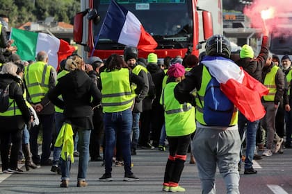 Los "chalecos amarillos" se manifiestas contra el gobierno de Emmanuel Macron