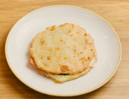 En Merienda tienen una versión sándwich de chipá que lleva lomito con queso y pesto de albahaca casero