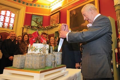 En Merthyr Tydfil, Gales, el Rey fue sorprendido con una original torta con la forma del castillo de Cyfarthfa, una construcción icónica de Gales que este 2025 celebra 200 años. “¡Qué sorpresa tan especial (…)! ¡Una muestra de lo mejor que hacen los galeses!”, escribió Carlos en la cuenta oficial